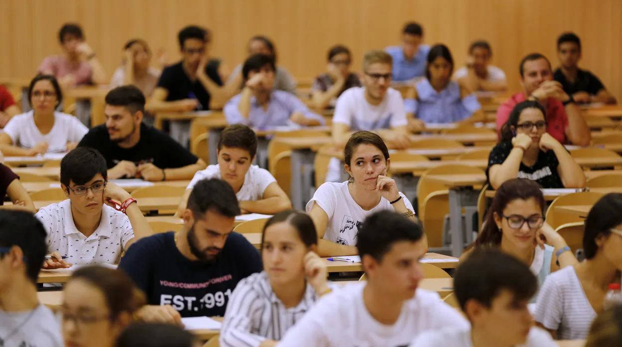 Estudiantes en la prueba de Selectividad en la Universidad de Córdoba