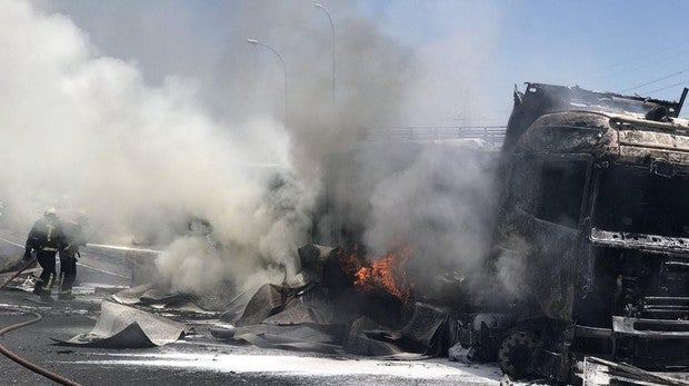 Un camión arde en llamas en plena A-1 y siembra el caos circulatorio en ambos sentidos