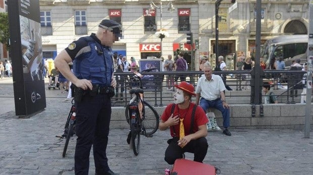 La Policía elimina las estatuas humanas de Sol y obliga a los mimos a identificarse