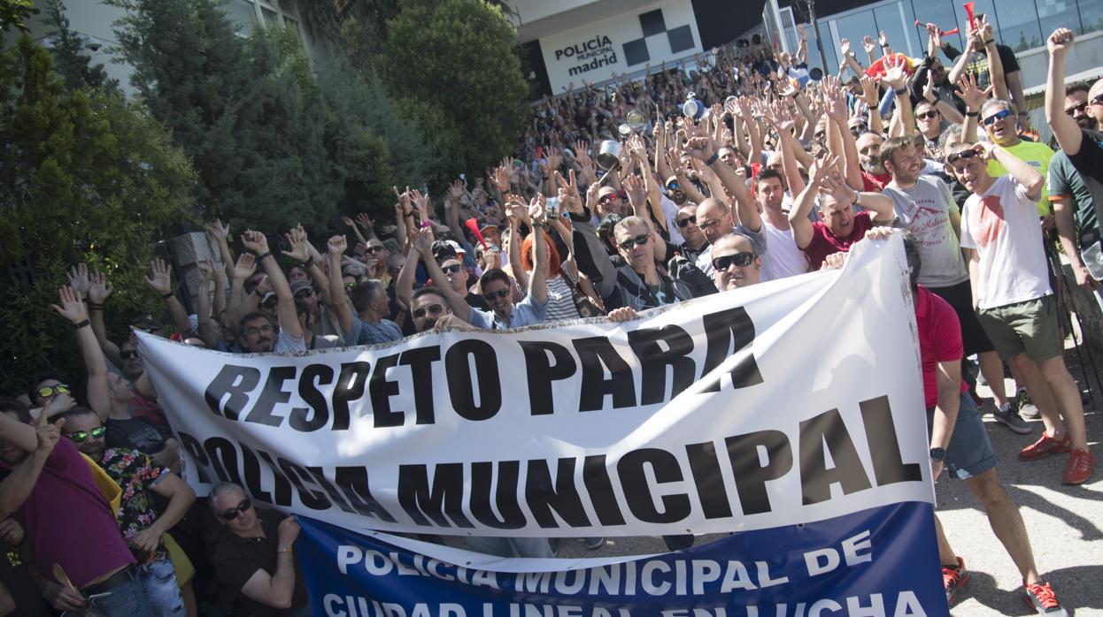 Concentración de policías municipales para protestar por el convenio colectivo