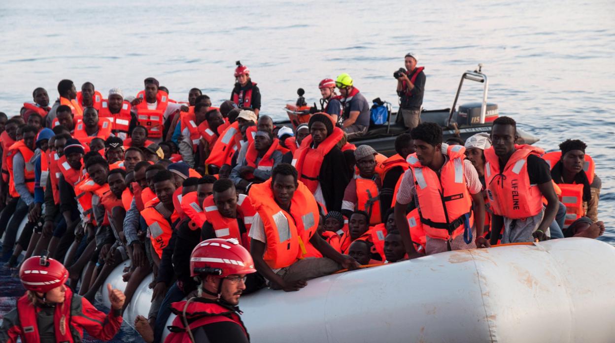 Varios inmigrantes rescatados, ayer, en aguas internacionales del Mediterráneo a bordo del barco holandés Lifeline