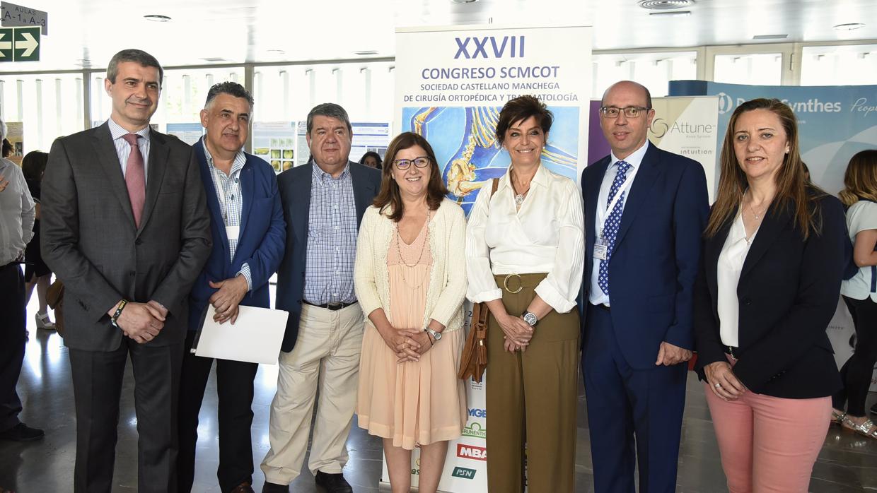 La directora gerente del Sescam, Regina Leal, en el centro, durante la inauguración del XXVII Congreso de Cirugía Ortopédica y Traumatología