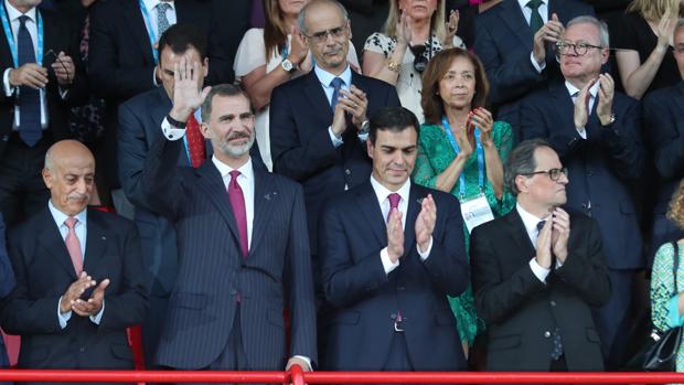 Quim Torra aplaude el himno español en presencia del Rey