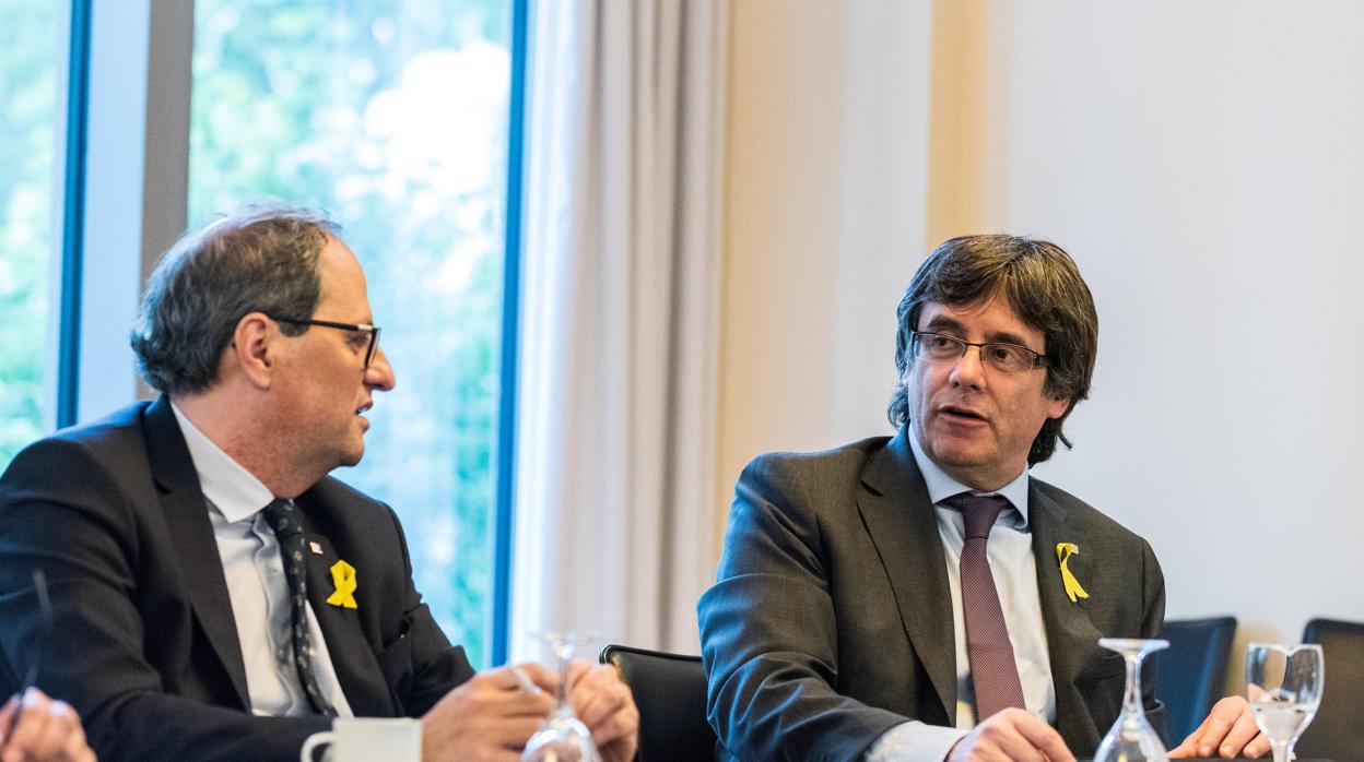 El presidente de la Generalitat, Quim Torra (izda), se reúne con su antecesor en el cargo, Carles Puigdemont, en un hotel de Berlín