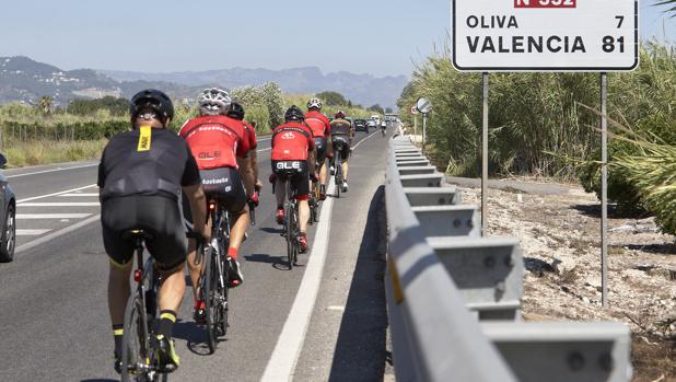 Investigan la muerte de dos ciclistas en dos carreteras valencianas