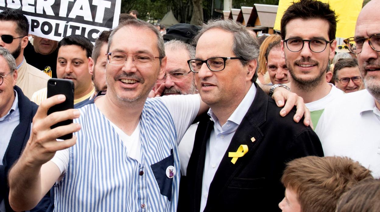 El presidente de la Generalitat, Quim Torra se fotografía junto a un hombre en una imagen de archivo