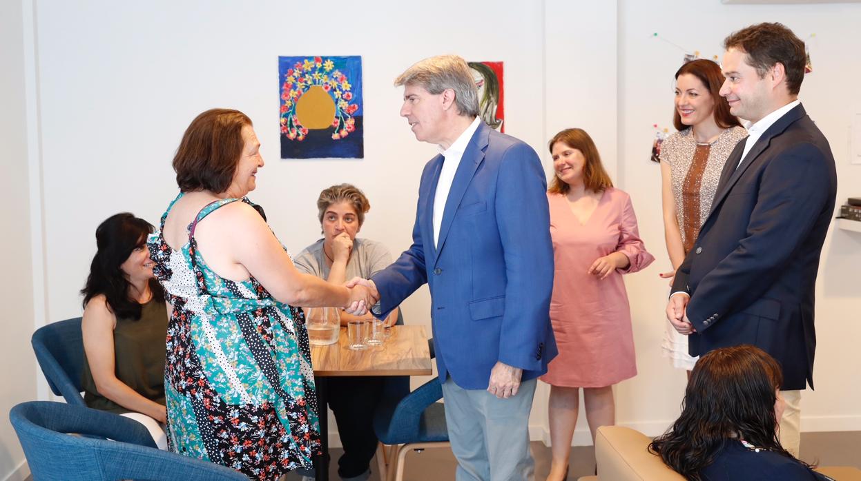 El presidente regional, en el centro para personas con enfermedad mental de Torrejón