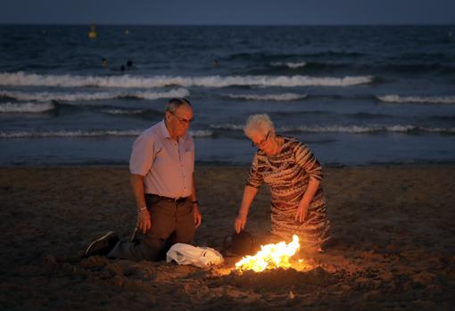 Un matrimonio celebra la Noche de San Juan en la playa de la Malvarrosa este sábado