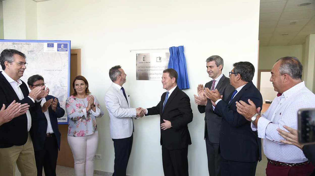 García-Page felicita al presidente de la Mancomunidad de la Sagra Baja durante la inauguración