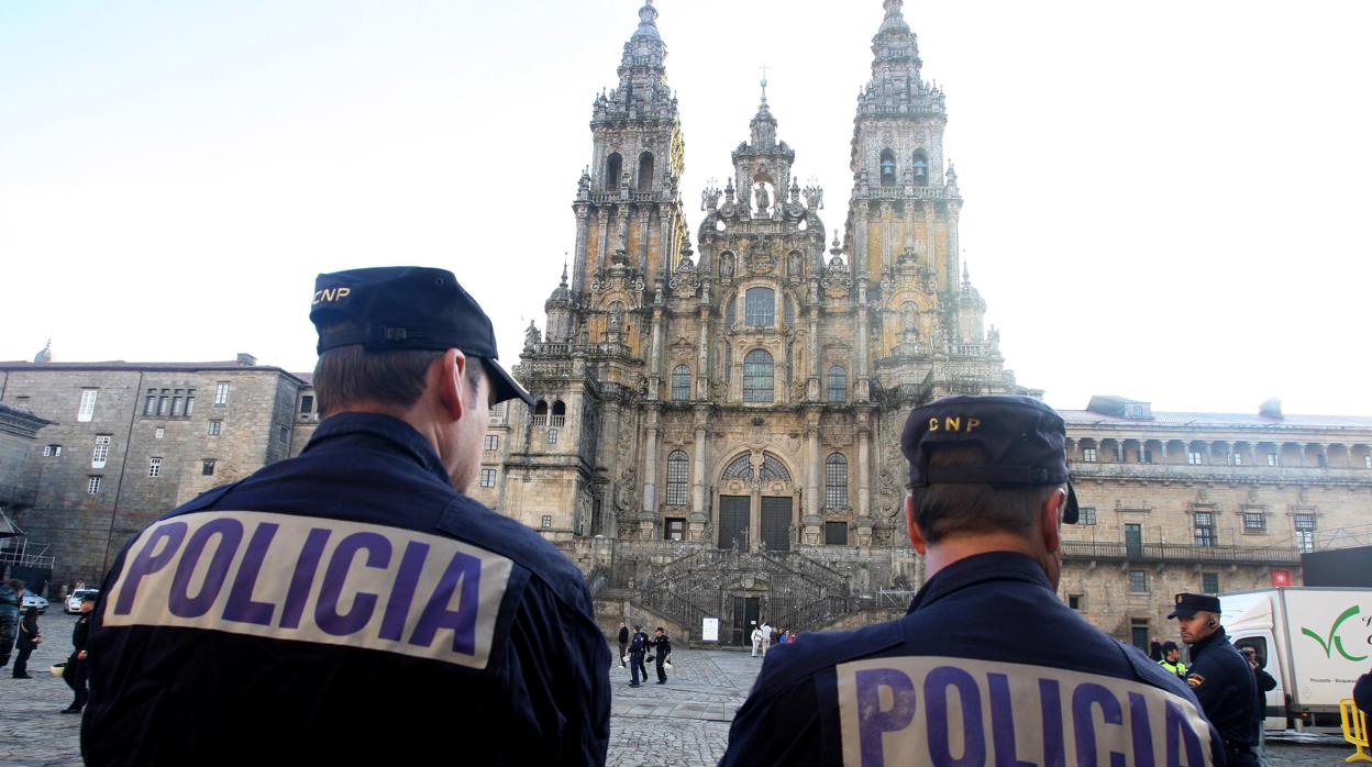 Dos agentes vigilan la compostelana plaza del Obradoiro