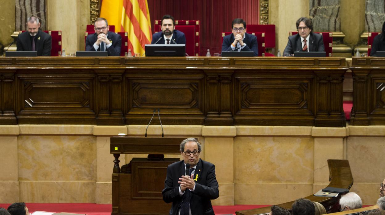 El presidente de la Generalitat, Quim Torra, responde a una de las preguntas de la oposición durante la sesión de control al gobierno catalán