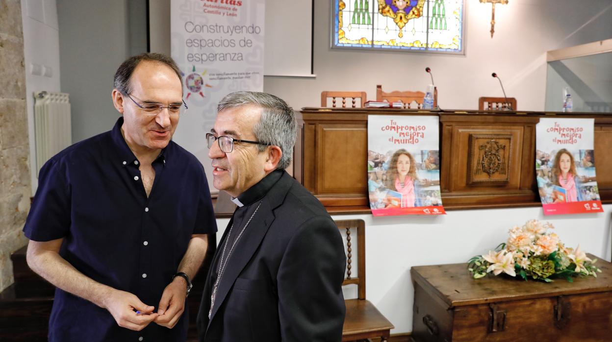 El presidente de Cáritas Castilla y León y el obispo auxiliar de Valladolid, este pasado lunes en la presentación de la memoria