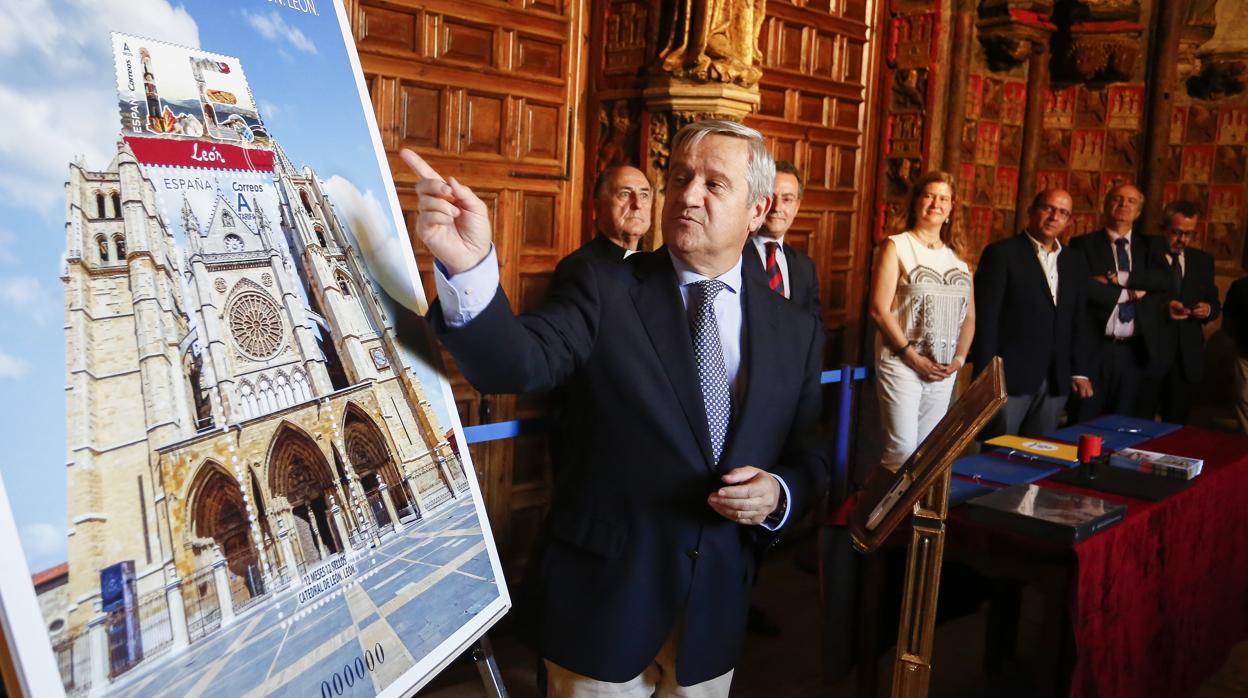 El presidente de Correos, Javier Cuesta, muestra el nuevo sello dedicado a la Catedral de León