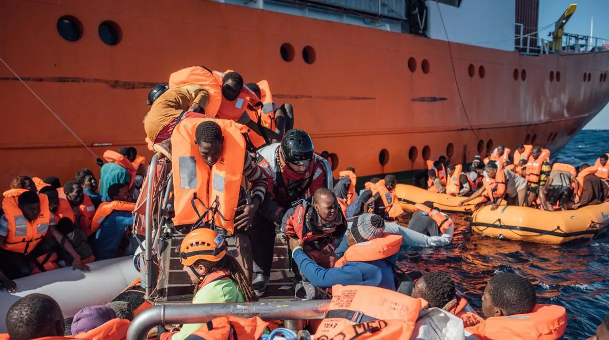 Varios refugiados siendo rescatados por el buque «Aquarius»