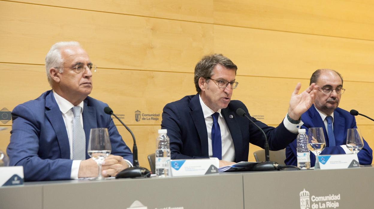 Feijóo, en el centro, junto a los presidentes de La Rioja, José Ignacio Ceniceros (izquierda), y de Aragón, Javier Lambán