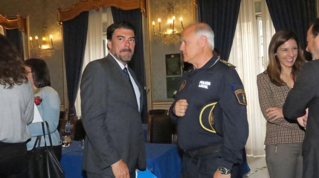 El alcalde con el jefe de la Policía Local, José María Conesa