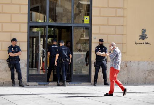 Imagen de los agentes de la Policía Nacional accediendo a la Diputación de Valencia