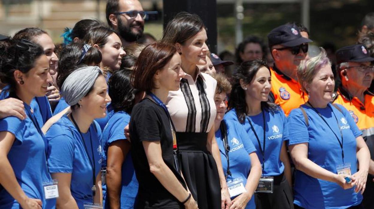 Doña Letizia posa junto a los voluntarios que han hecho posible la celebración del Día Mundial de las Personas Sordociegas en Benidorm