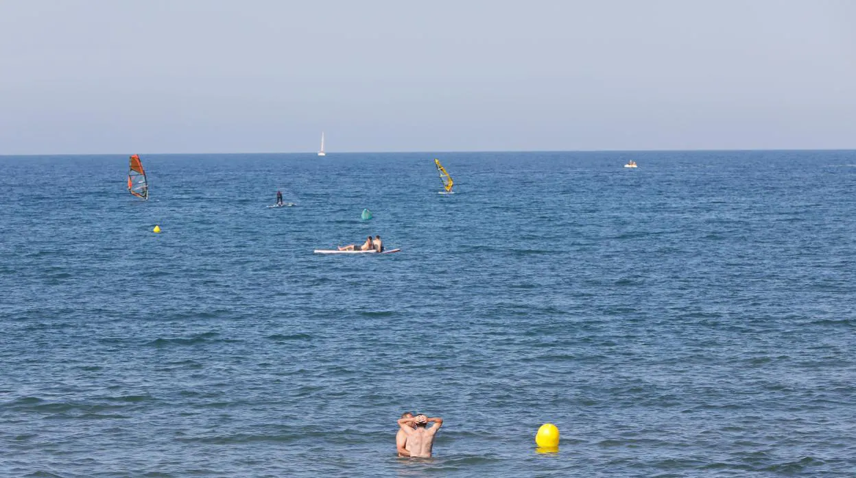 Imagen de unos bañistas en una de las playas de Valencia