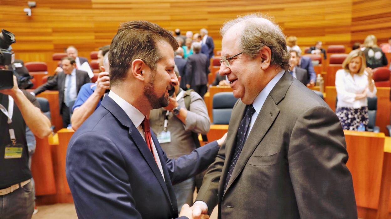 El portavoz del Grupo Socialista, Luis Tudanca, y el presidente de la Junta, Juan Vicente Herrera, se saludan antes del inicio de la sesión