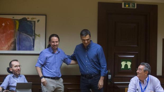 Iglesias anuncia que ha pactado con Sánchez poner al periodista Andrés Gil al frente de RTVE