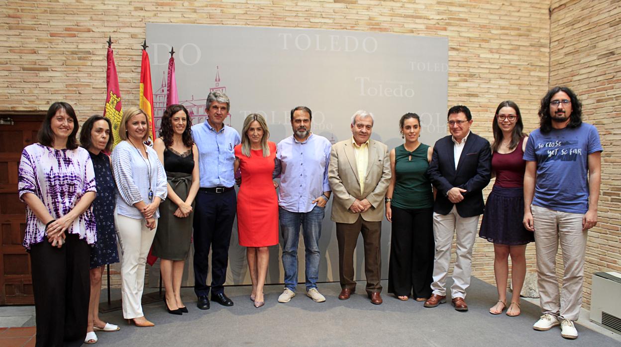 Milagros Tolón posa junto a su equipo de Gobierno tras la rueda de prensa