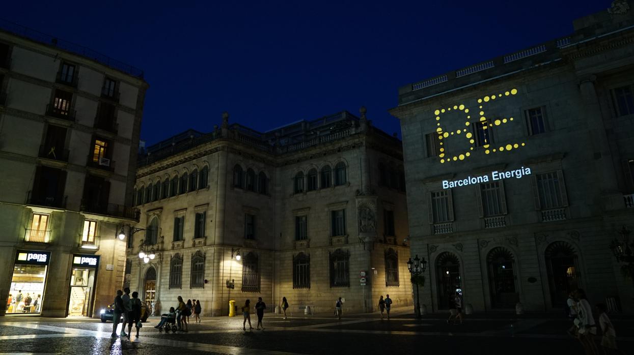 Imagen del logo de la eléctrica, en la plaza Sant Jaume