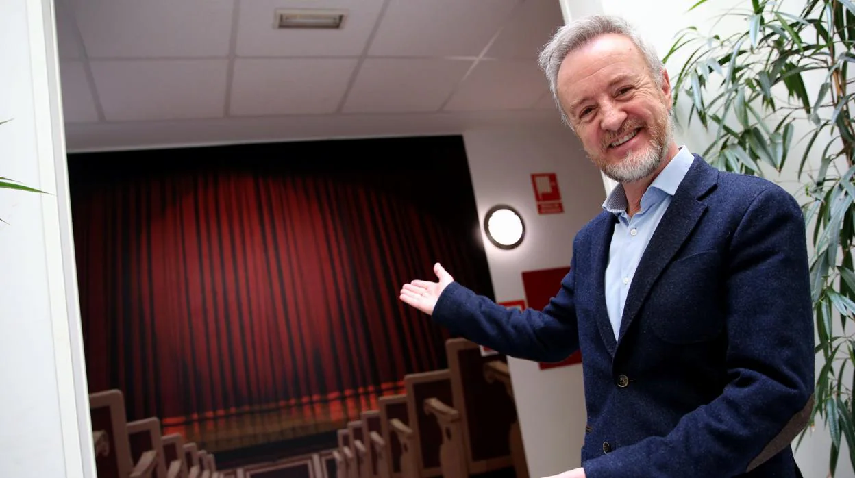 El actor madrileño reconoce que es feliz actuando sobre el escenario, en el que lleva 40 años
