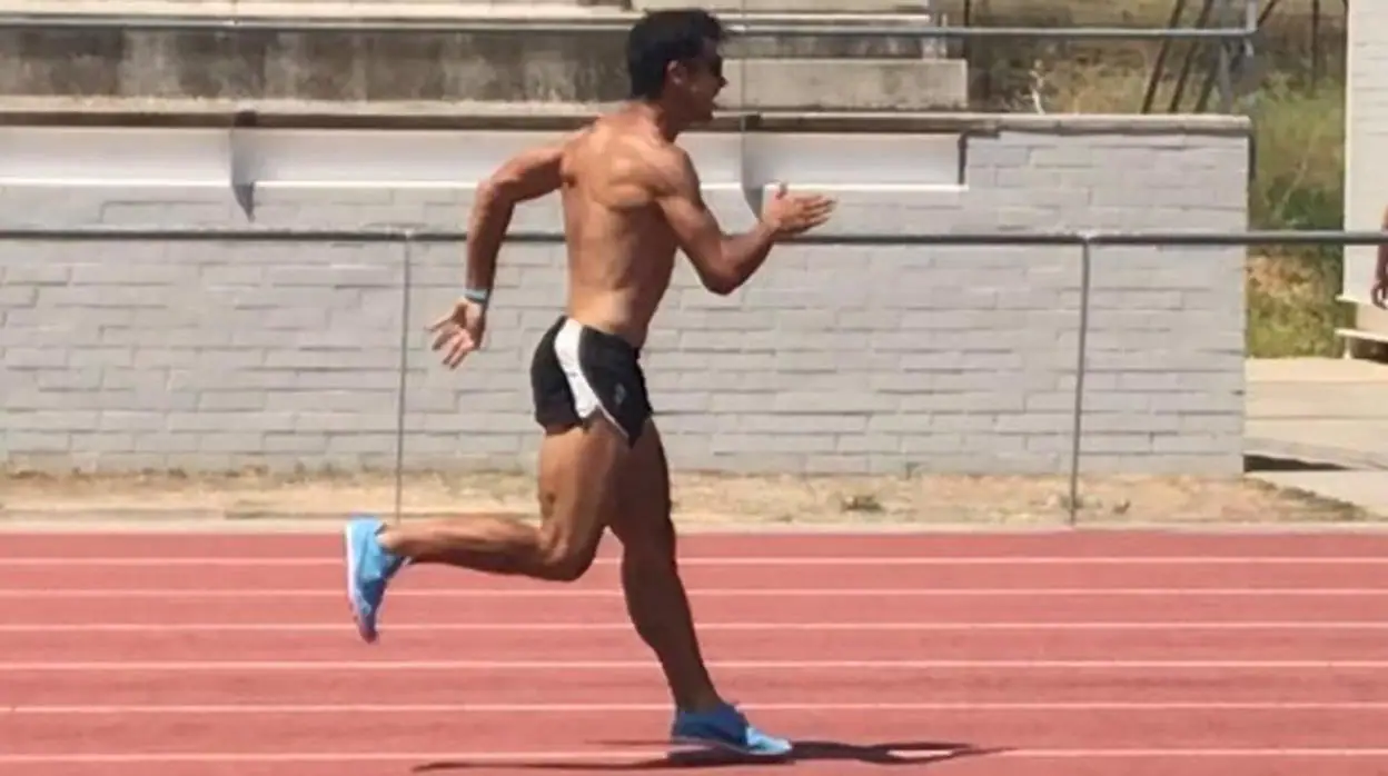 Christian López, en un entrenamiento corriendo hacia atrás