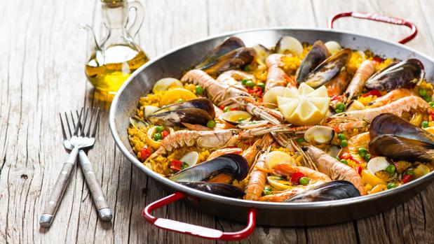 Croquetas, cazón y paella: el primer almuerzo Carmena-Garrido en la plaza de Santa Ana