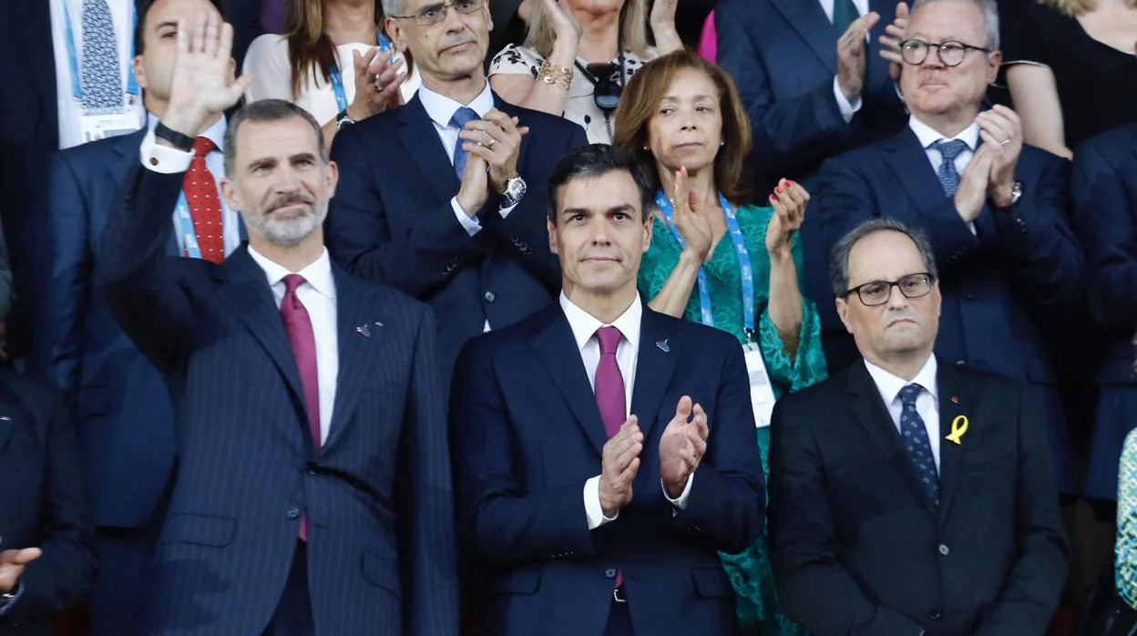 El Rey Felipe VI posa junto a Pedro Sánchez y Quim Torra en la inauguración de los Juegos del Mediterráneo