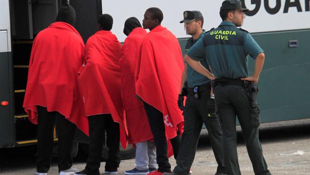 Rescatadas 160 personas que navegaban en cinco pateras por aguas del Estrecho