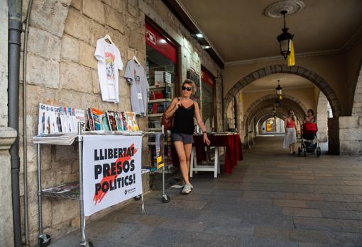 La librería Les Voltes, y los lazos amarillos de los faroles