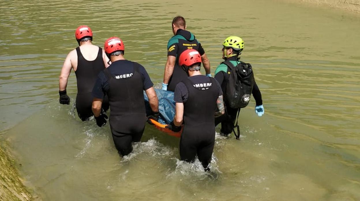 Los equios de rescate, durante el traslado del cuerpo