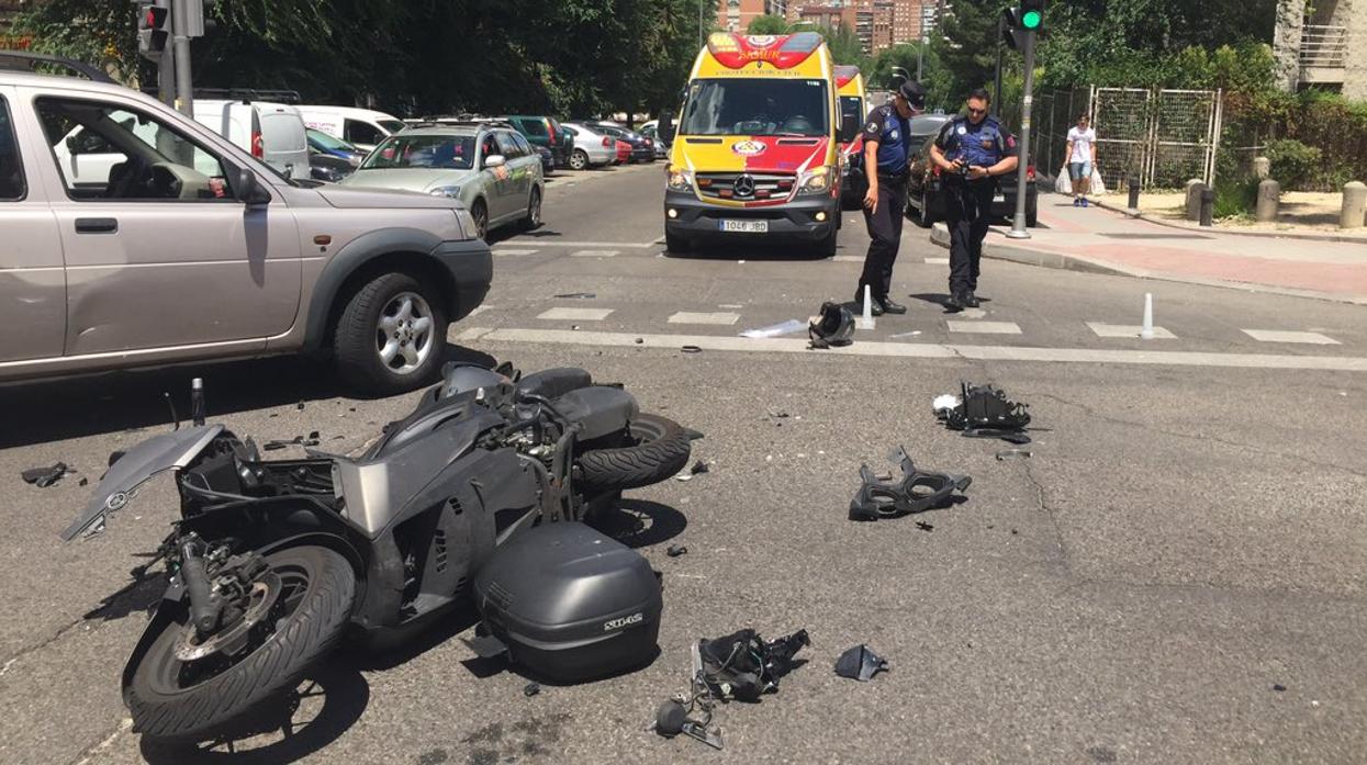 Dos motoristas, muy graves tras chocar con dos coches en los barrios del Pilar y Moratalaz