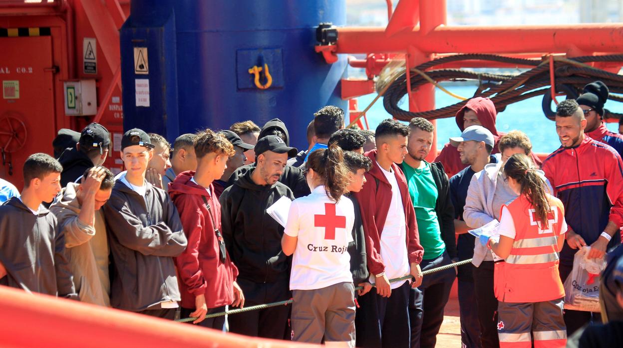 Rescatados 109 inmigrantes a bordo de tres pateras en aguas del Estrecho