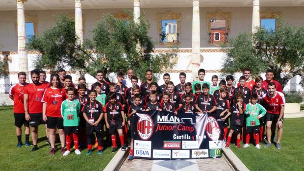 El AC Milan pone a rodar el balón en Zamora