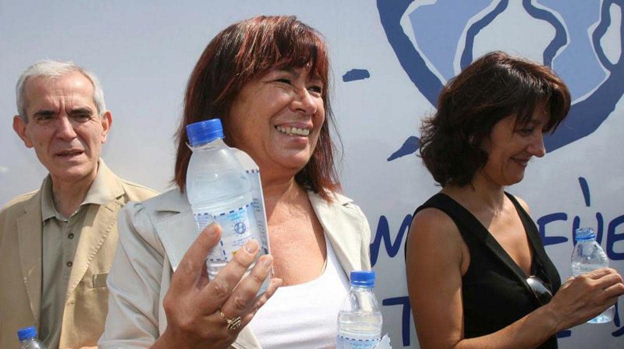 La ministra socialista Cristina Narbona, en 2007 durante una campaña de promoción del agua desalada en Guardamar del Segura (Alicante)