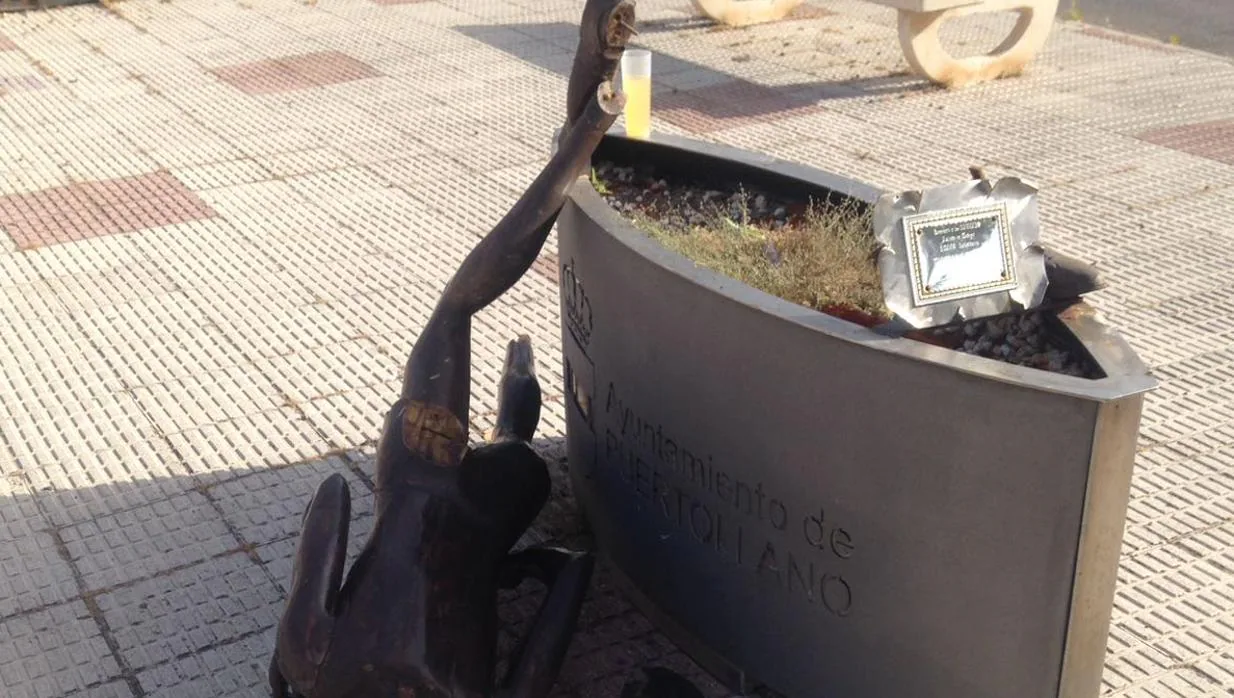 Estatua de «El Corredor», arrancada de su pedestal, en Puertollano (Ciudad Real)