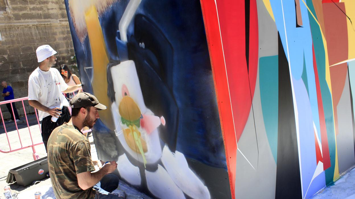 Artista callejero ultima su obra frente a la Catedral de Toledo