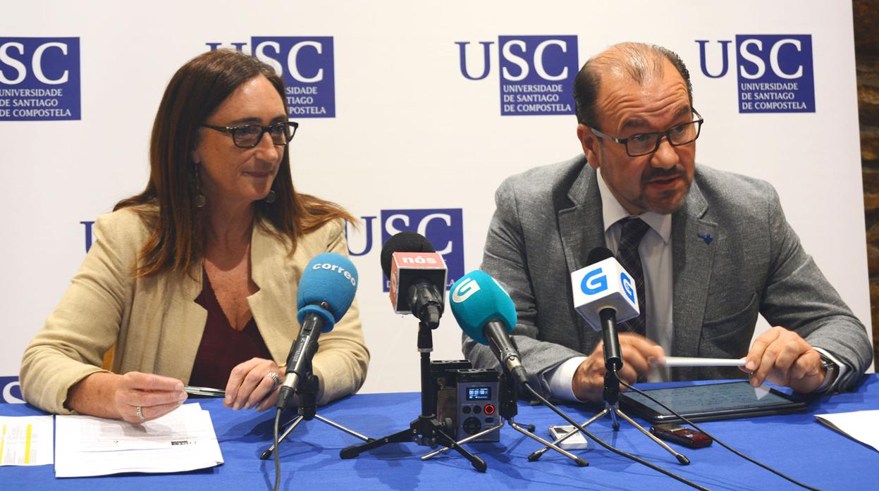 La vicerrectora de Titulaciones, Victoria Otero Espinar, y el rector de la USC, Antonio López Díaz, en la presentación del programa de posgrado