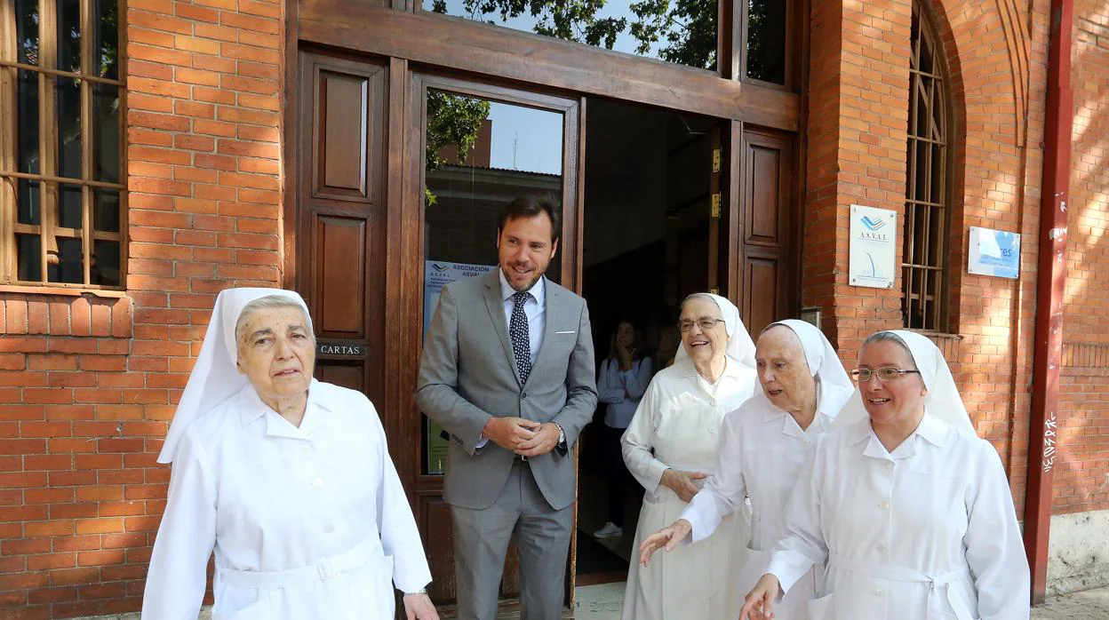 Óscar Puente despide a la congregación Franciscana de la residencia de Nuestra Señora del Carmen tras 98 años de servicio
