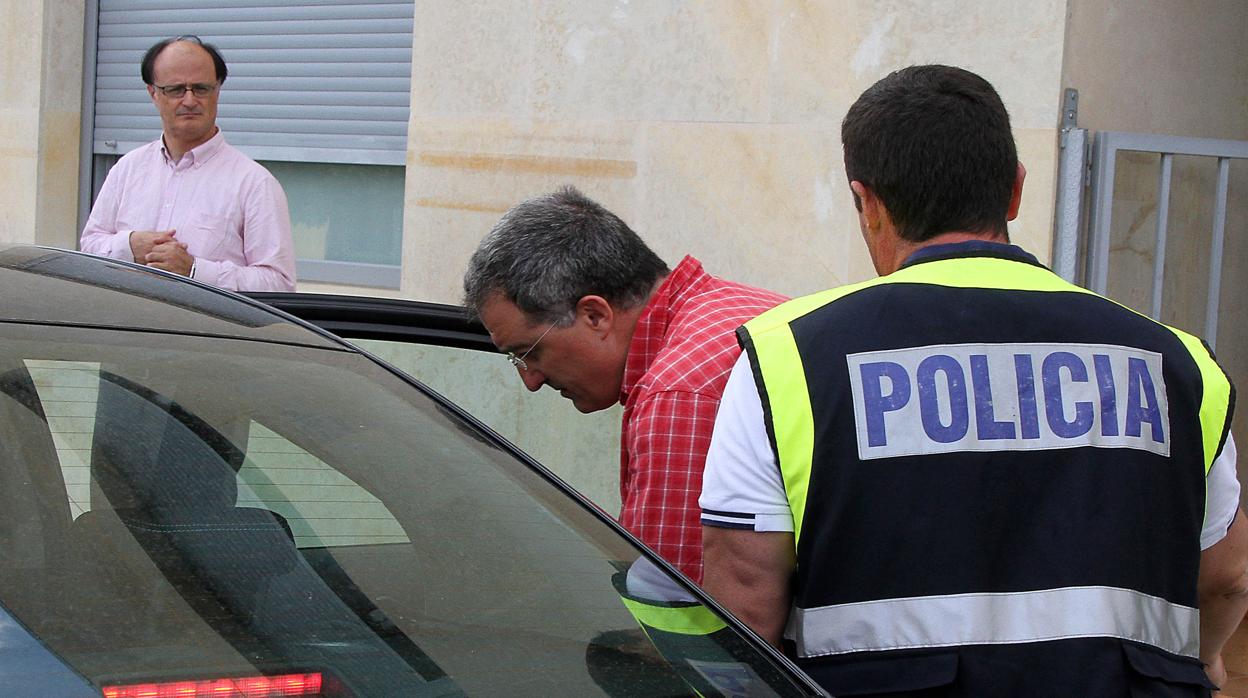 El alcalde de Astorga abandona su domicilio acompañado por varios agentes de la Policía