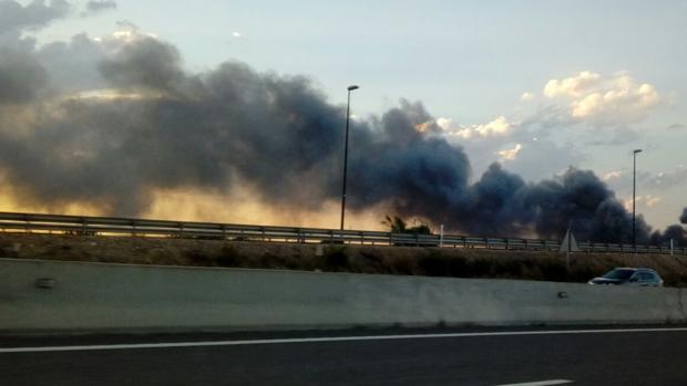 Arde un desguace en Zaragoza y provoca una columna de humo que se veía a varios kilómetros