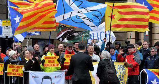 La exconsellera catalana Clara Ponsatí saluda a simpatizantes tras comparecer ante un tribunal de Edimburgo