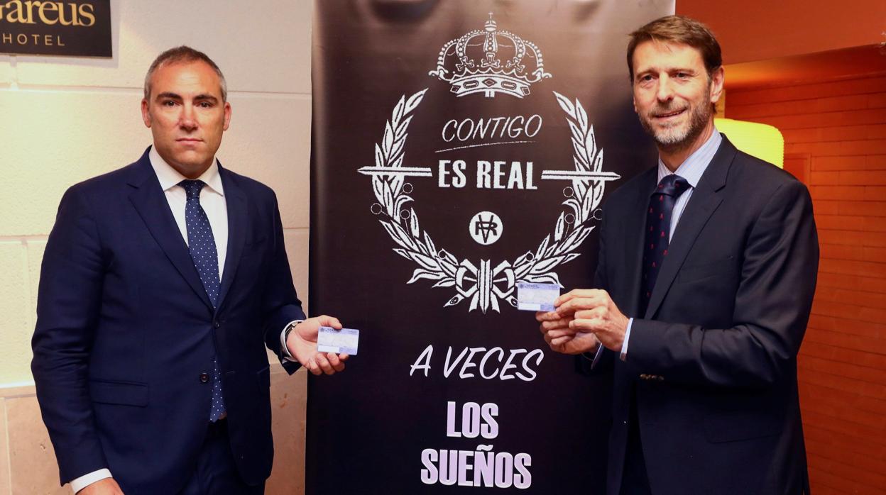 El presidente del club Real Valladolid, Carlos Suárez (d), presenta la campaña de abonados para la temporada 2018/2019