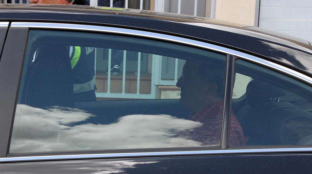 El alcalde de Astorga, Arsenio García, abandona su domicilio acompañado por varios agentes de la Policía