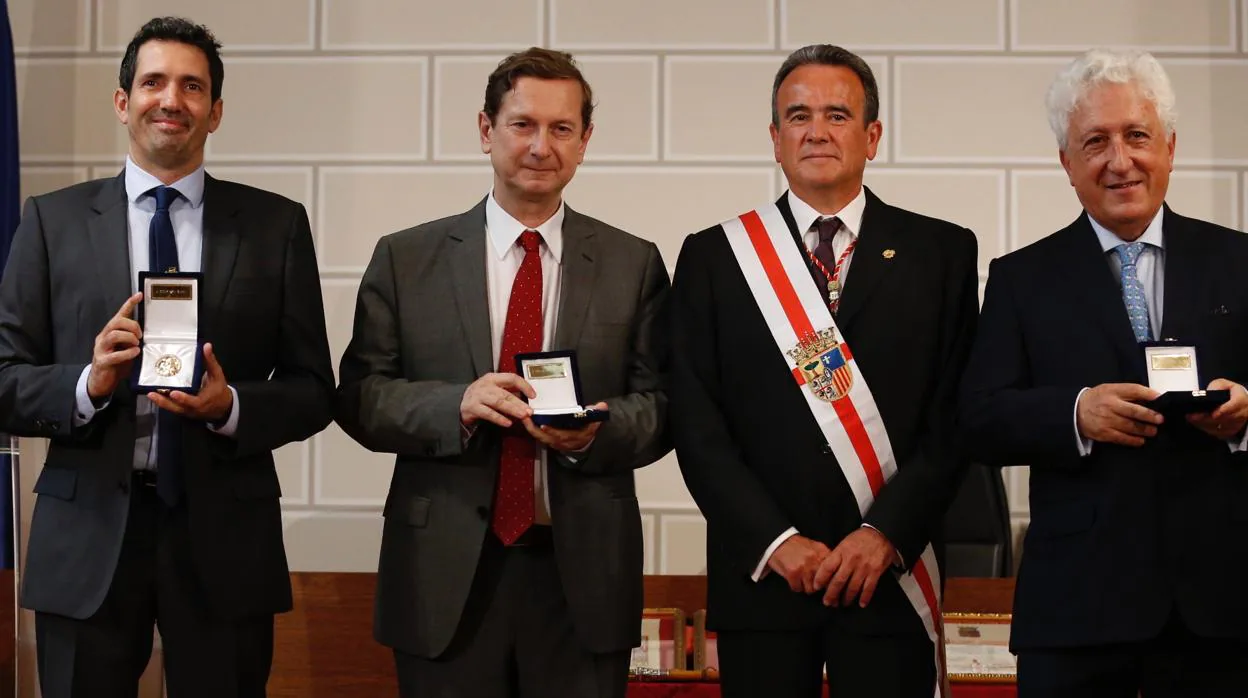 El presidente de la DPZ, Sánchez Quero, con los galardonados este año con las Medallas de Santa Isabel