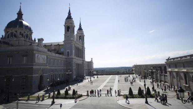 Controles de seguridad para acceder al mirador de la explanada de La Almudena