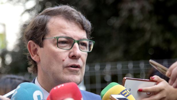 Fernández Mañueco se mantiene «neutral» y llama a la «participación» en las primarias del PP